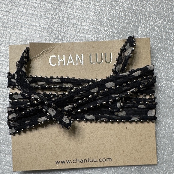 Chan Luu Black and White Women\'s wrap necklace